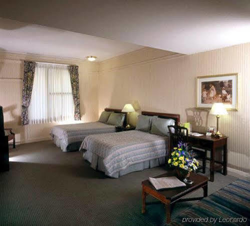 Courtyard By Marriott Downtown/van Ness Ave Hotel